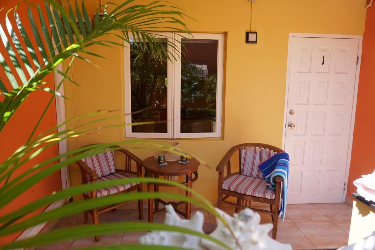 Carinas Studio Apartments Palm Beach Exterior photo